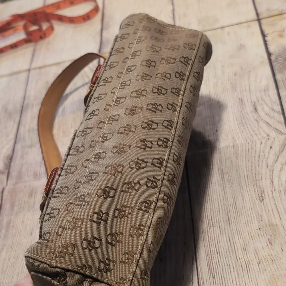 Dooney & Bourke Signature Light Brown Double Buckle Pockets Hobo Shoulder Purse - Picture 6 of 16